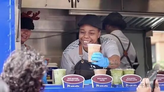 桌子上放满了不同类型的人

AI 生成的内容可能不正确。